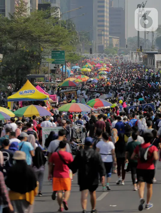 Pedagang kaki lima (PKL) berjualan di jalan saat car free day (CFD) di kawasan Bundaran HI, Jakarta, Minggu (6/10/2019). Kurangnya pengawasan petugas menyebabkan banyak PKL yang berjualan tidak pada tempat yang telah disediakan oleh Pemprov DKI Jakarta. (Liputan6.com/Faizal Fanani)
