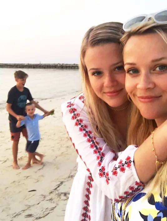 Reese Witherspoon  memutuskan untuk miliki anak di usia 23 tahun. Bersama Ryan Phillipe ia pun melahirkan Ava pada September 1999. (instagram/Reese Witherspoon)