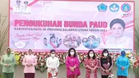 Pengukuhan Bunda PAUD Kabupaten/Kota se-Sulut dilakukan oleh Bunda PAUD Sulut Rita Maya Dondokambey-Tamuntuan lewat pembacaan Ikrar Bunda PAUD.