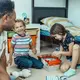 Kehadiran ayah di rumah ternyata memberi dampak besar bagi perkembangan emosional anak. [Dok/Pexels.com/Kindel Media].
