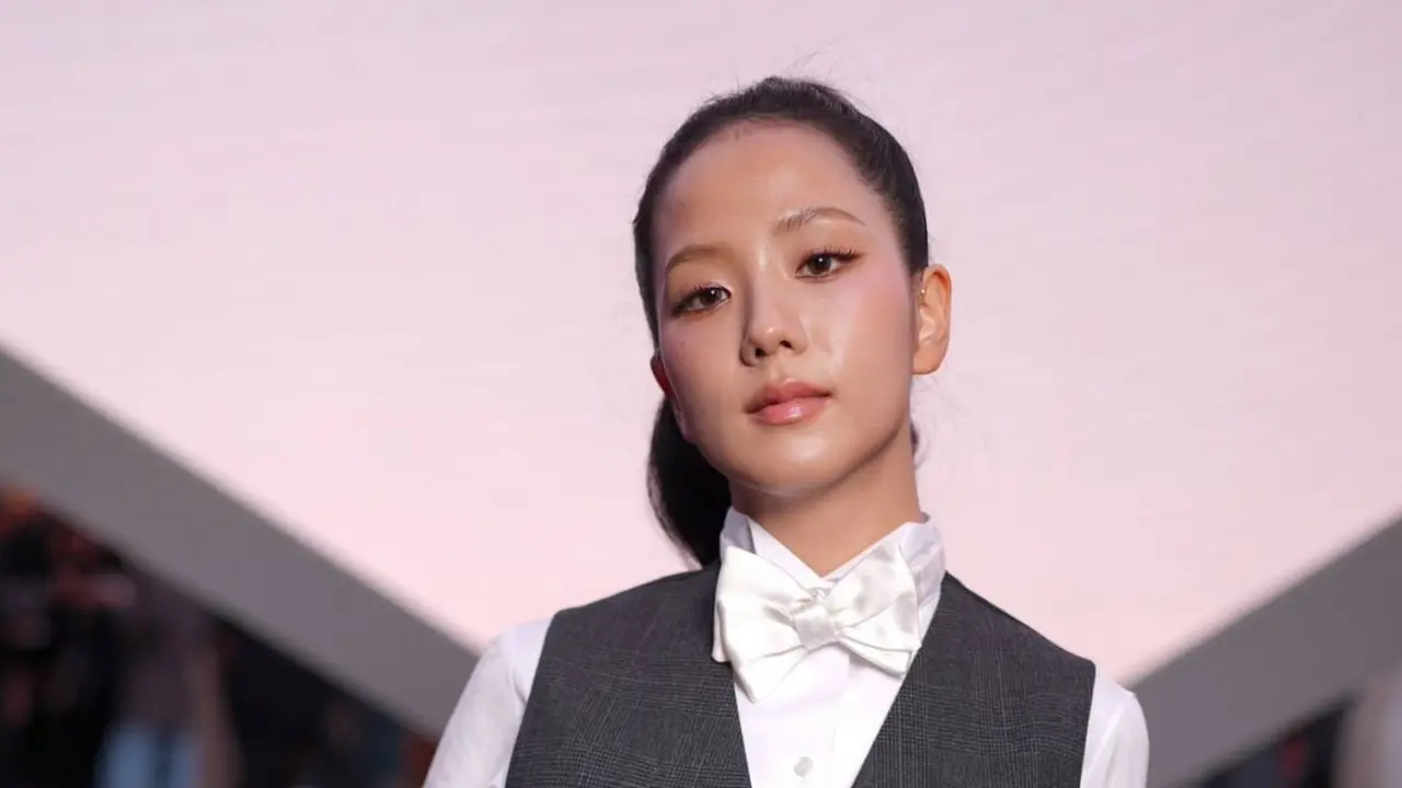 Pesona Jisoo BLACKPINK Dipulas Makeup Nude Minimal di Dior Paris Fashion Week