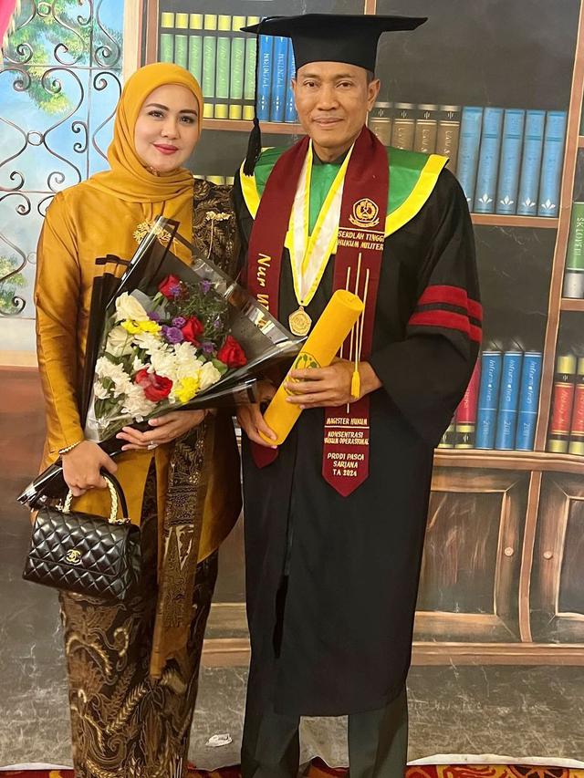 6 Potret Juliana Moechtar Dampingi Suami Wisuda S2 di Sekolah Tinggi Hukum Militer