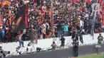 Sejumlah suporter berada di sekitar pagar besi tribun Jakarta International Stadium (JIS) yang rusak di Jakarta, Minggu (24/7/2022). Pagar di sisi utara stadion tingkat dunia tersebut roboh akibat diduduki oleh para penonton. (Liputan6.com/Herman Zakharia)