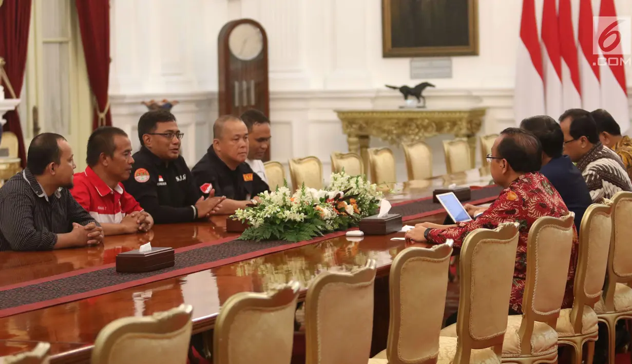 Perwakilan ojek online berdialog dengan Presiden Joko Widodo atau Jokowi di Istana Merdeka, Jakarta, Selasa (27/3). Sebelumnya, para pengemudi ojek online melakukan aksi di depan Istana Merdeka. (Liputan6.com/Angga Yuniar)