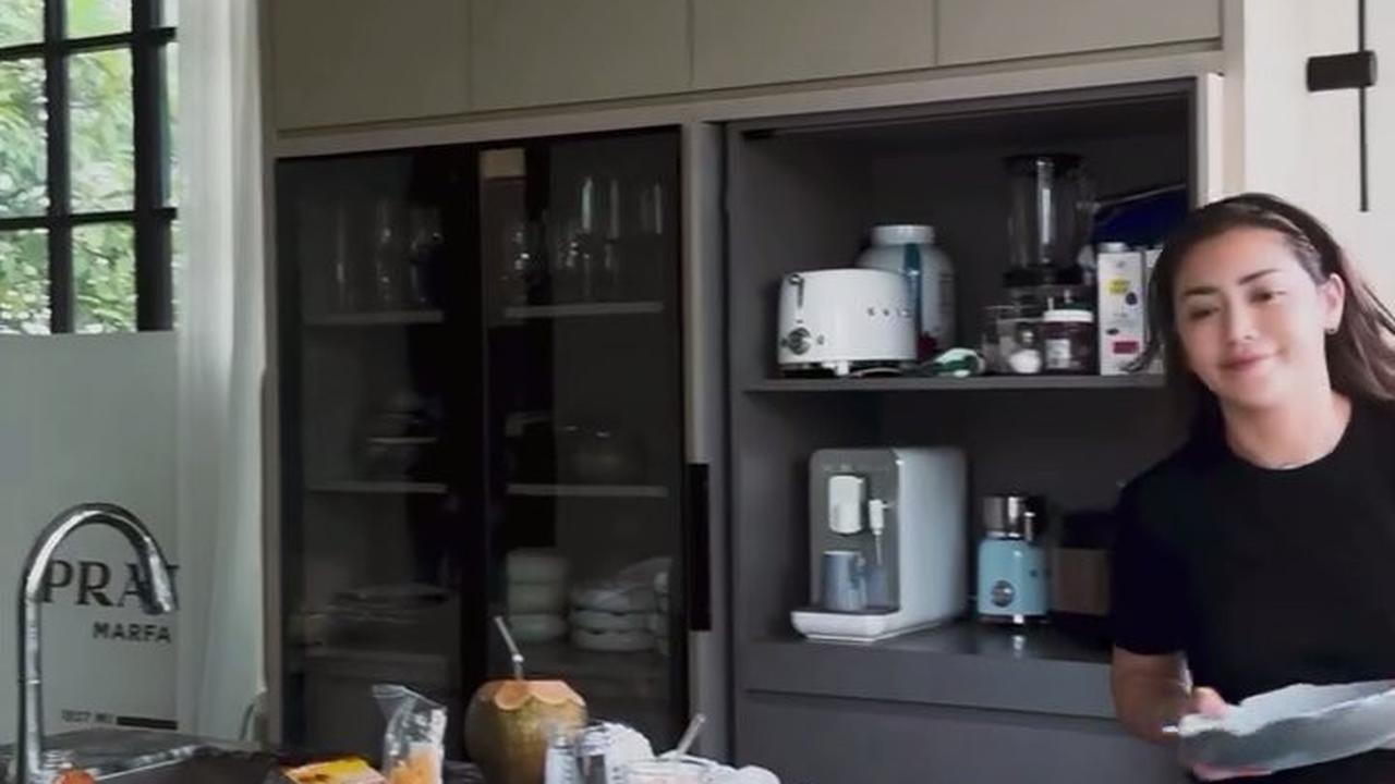 7 Potret Dapur Rumah Jessica Iskandar yang Bergaya Modern dengan Konsep Open Space, Dilengkapi Jendela Lebar