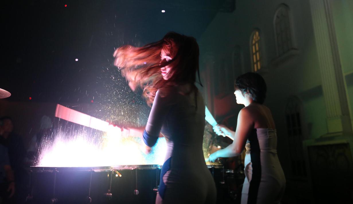 Dua orang penari melakukan atraksi dalam launching IBL di Empirica SCBD, Kawasan Terpadu Sudirman,Jakarta, Kamis (19/11/2015).(Bola.com/Nicklas Hanoatubun)