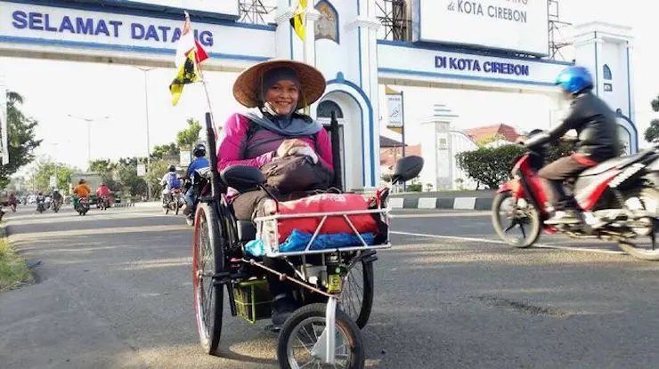 Shinta rela menggunakan kursi roda dari Yogyakarta ke Jakarta | Sumber Foto: sewarga.com