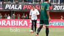 Presiden Republik Indonesia, Joko Widodo saat melakukan tendangan pertama tanda dibukannya turnamen Piala Presiden 2017 di Stadion Maguwoharjo, Sleman, Sabtu (4/2/2017). (Bola.com/Nicklas Hanoatubun)