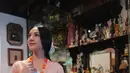 Di momen itu, Anya sempat mencoba kebaya tradisional Singapura. Ia terlihat begitu anggun mengenakan kebaya peranakan warna peach dengan detail bordiran bunga warna-warni yang cantik.   [@anyageraldine]