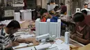 Pembuatan maket gedung membutuhkan tingkat ketelitian yang tinggi agar bisa menghasilkan miniatur yang sama persis dengan aslinya, Tangsel, Kamis (28/1/2016). Harga maket bisa mencapai Rp.80 Juta. (Liputan6.com/Angga Yuniar) 