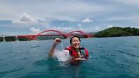 Putri Indonesia 2020 Renang di Bawah Jembatan Youtefa Papua (Istimewa)