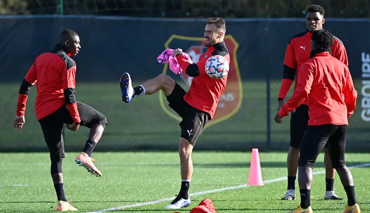 Bek Rennes, Damien Da Silva (tengah) saat mengikuti sesi latihan tim di Pusat Pelatihan Henri-Guerin di La Piverdiere di Rennes, Prancis barat (3/11/2020). Rennes akan bertanding melawan Chelsea pada grup E Liga Champions di Stamford Bridge, London. (AFP/Damien Meyer)