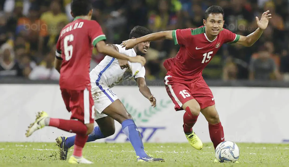 Bek Indonesia, Ricky Fajrin, saat pertandingan melawan Malaysia pada laga semifinal Sea Games 2017 di Stadion Shah Alam, Selangor, Sabtu (26/8/2017). Malaysia menang 1-0 atas Indonesia. (Bola.com/Vitalis Yogi Trisna)