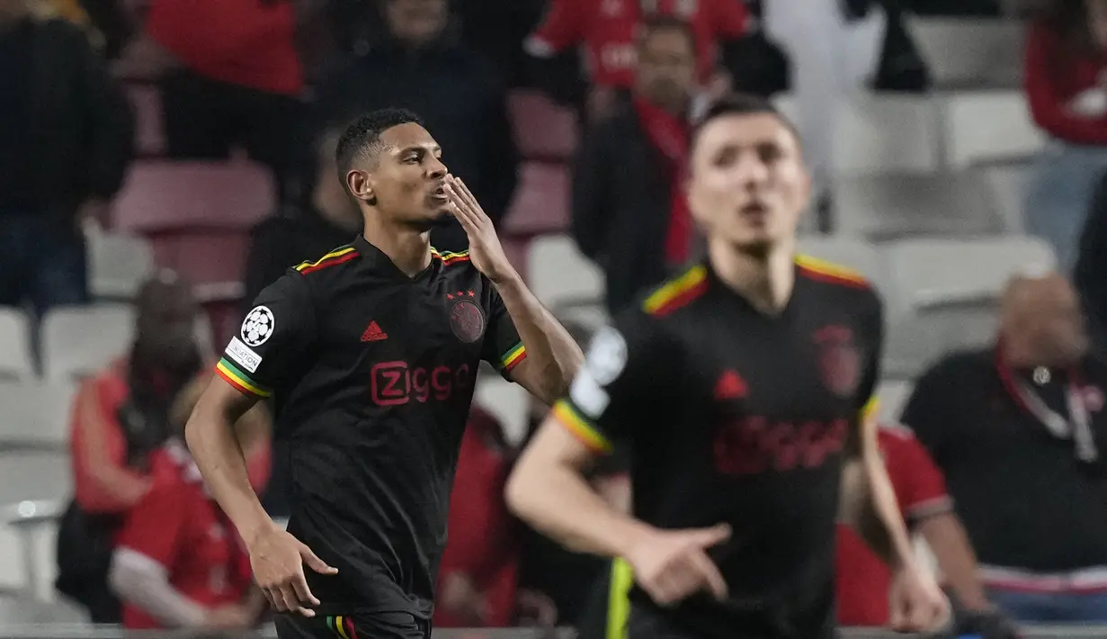 Penyerang Ajax, Sebastien Haller melakukan selebrasi setelah mencetak gol ke gawang Benfica pada pertandingan leg pertama babak 16 Liga Champions di Stadion Da Luz, Lisbon, Kamis (24/2/2022). Benfica bermain imbang atas Ajax 1-1.  (AP Photo/Armando Franca)
