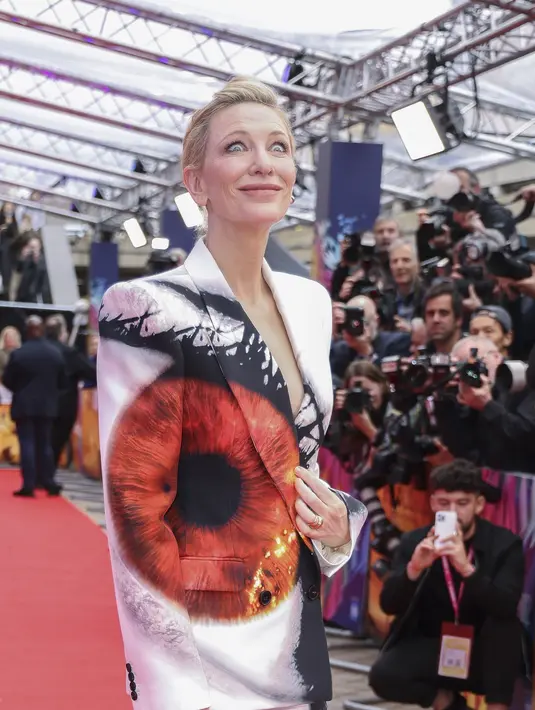 Cate Blanchett berpose untuk fotografer saat tiba untuk pemutaran perdana film 'Guillermo del Toro's Pinocchio' selama Festival Film London 2022 di London, Sabtu, 15 Oktober 2022. Cate Blanchett tidak pernah gagal untuk membuat penampilan glamor yang chic di karpet merah. (Photo by Vianney Le Caer/Invision/AP)