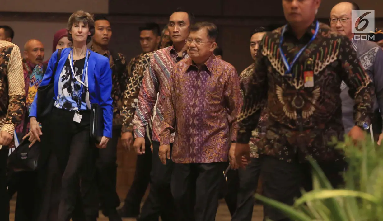 Wakil Presiden RI Jusuf Kalla bersalaman saat tiba menghadiri Dialog Tingkat Tinggi tentang Pembiayaan dan Asuransi Risiko Bencana selama acara IMF-World Bank Group 2018, Bali, Rabu (10/10). (Liputan6.com/Angga Yuniar)