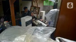 Warga memindahkan barang-barang saat proses pengosongan rumah dinas Kodam Jaya di Jakarta Pusat, Kamis (30/1/2020). Sebanyak 10 rumah dikosongkan karena penghuni tidak memiliki hak izin tinggal di rumah tersebut. (merdeka.com/Imam Buhori)