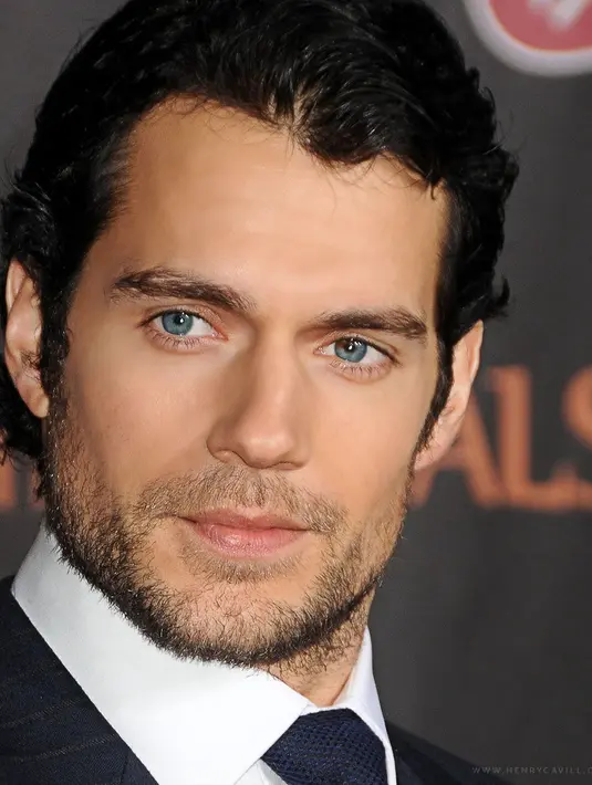 Aktor Superman, Henry Cavill miliki warna mata biru. Namun mata kirinya tak semuanya berwarna biru. (Mia Hopkins)