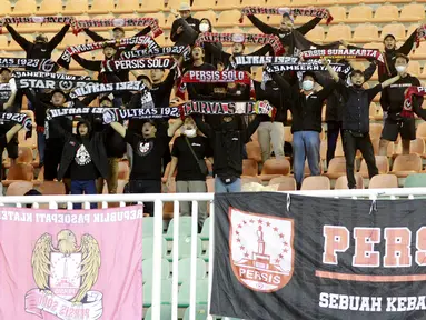 Suporter Persis Solo memberikan dukungan saat tim kesayangannya melawan Rans Cilegon FC pada laga babak 8 besar Grup X Liga 2 di Stadion Pakansari, Bogor, Rabu (15/12/2021). (Bola.com/M Iqbal Ichsan)