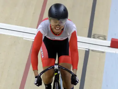 Pembalap sepeda Indonesia, Chrismonita Dwi Putri memacu sepedanya di nomor Women Elite nomor 500m Time Trial Asian Track Championships 2019 di Jakarta International Velodrome, Kamis (10/1). Putri meraih mendali perunggu. (Bola.com/Yoppy Renato)