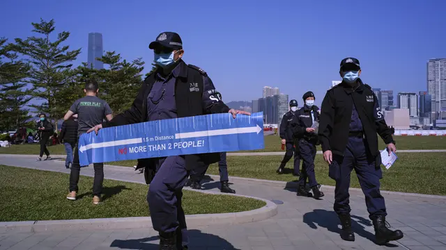 Cegah Penyebaran COVID-19, Polisi Hong Kong Patroli ke Taman