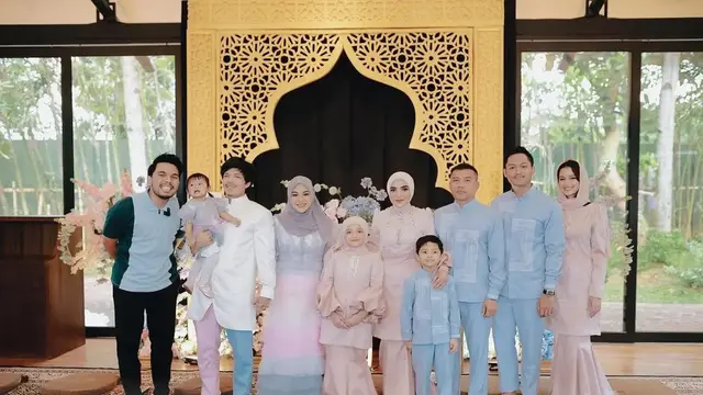 Sarah Menzel Pakai Hijab