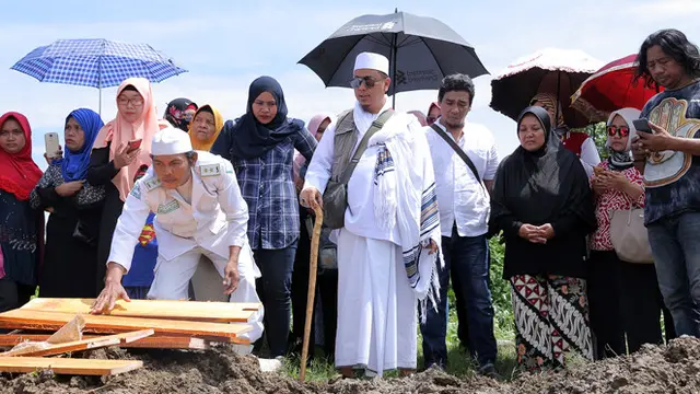 [Bintang] Pemakaman Istri Opick