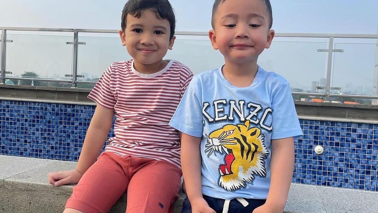 Dalam unggahan di akun Instagram @raffinagita1717, tak ada caption selain emoji hati, namun duo bocil ini diprediksi bisa jadi sahabat yang dicintai banyak orang saat besar nanti.<br>