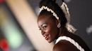 Lupita Nyong'o berpose saat menghadiri pemutaran perdana film Black Panther: Wakanda Forever" di Dolby Theatre di Los Angeles pada Rabu, 26 Oktober 2022.  Bibirnya dicat dengan warna merah mengkilap dan dia memakai shimmer di matanya untuk tampilan yang bercahaya.  (AFP/Valerie Macon)
