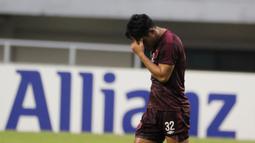 Bek PSM Makassar, Beny Wahyudi, tampak kecewa usai gagal lolos ke final Zona ASEAN Piala AFC 2019 meski menang atas Becamex Binh Duong di Stadion Pakansari, Rabu (26/6). PSM menang 2-1 atas Becamex Binh Duong. (Bola.com/M Iqbal Ichsan)