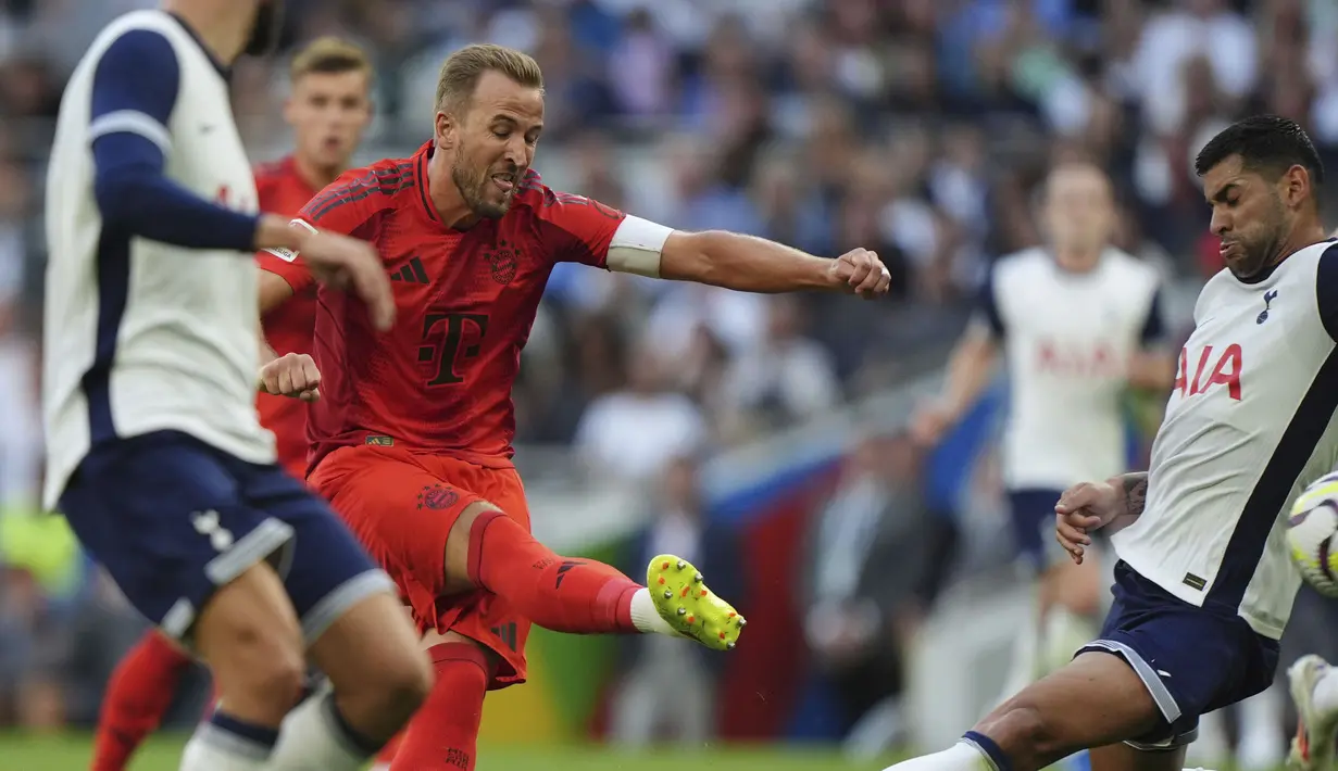 Pemain Bayern Munchen, Harry Kane berusaha mencetak gol ke gawang Tottenham Hotspur pada laga persahabatan yang berlangsung di Tottenham Hotspur Stadium, London, Inggris, Minggu (11/08/2024) dini hari WIB. (AP Photo/PA/Bradley Collyer)