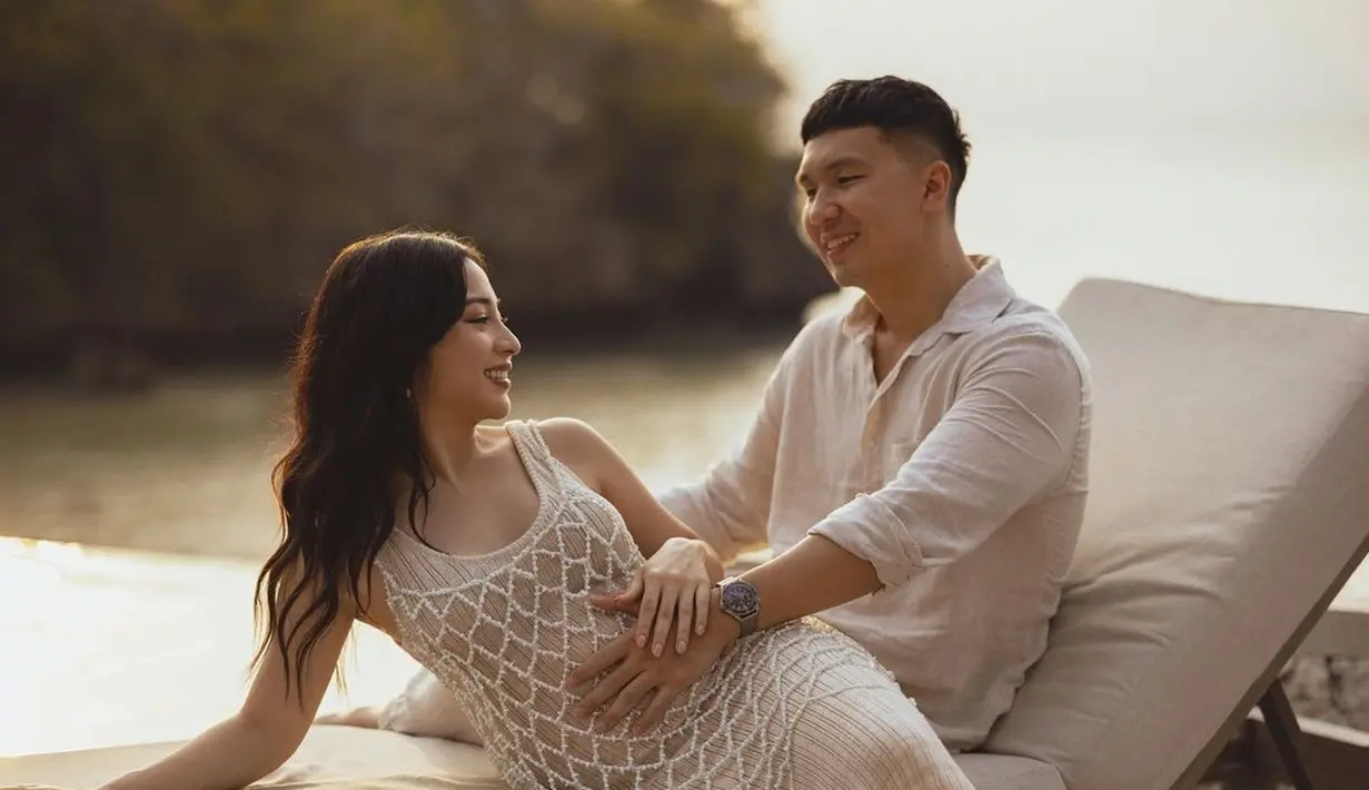 Indra Priawan tampil dengan outfit bernuansa serasi dan kasual. [Foto: Instagram/nikitawillyofficial94]