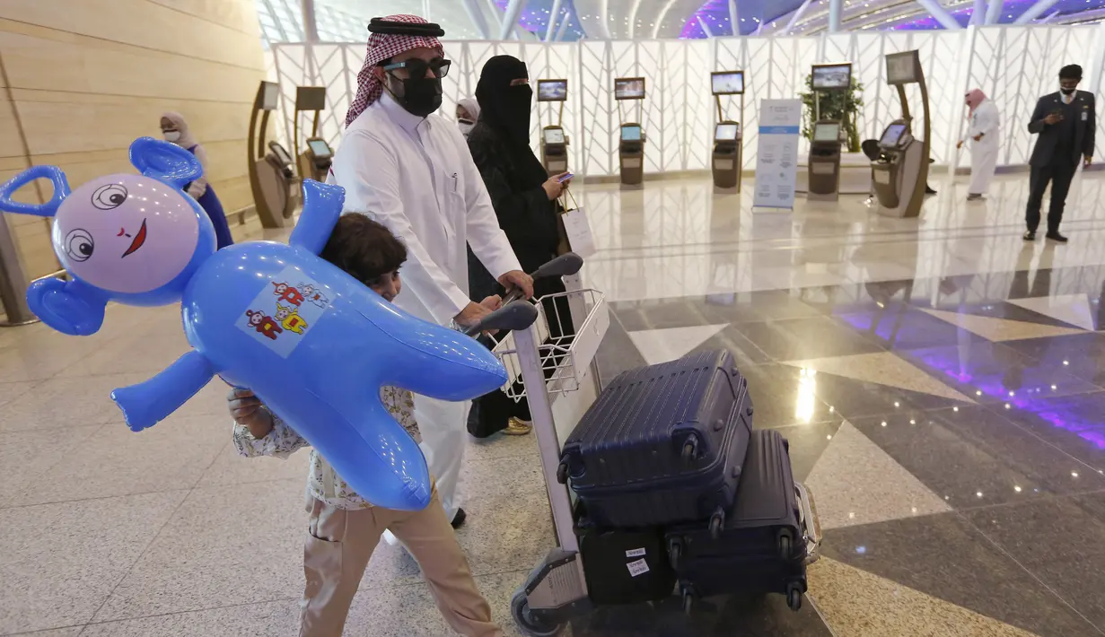 <p>Penumpang memasuki Bandara Internasional King Abdulaziz di Jeddah, Arab Saudi, Senin (177/5/2021). Warga Saudi yang telah menerima vaksinasi Covid-19 diizinkan bepergian ke luar negeri untuk pertama kalinya sejak Maret 2020 menyusul dicabutnya larangan perjalanan. (AP Photo/Amr Nabil)</p>