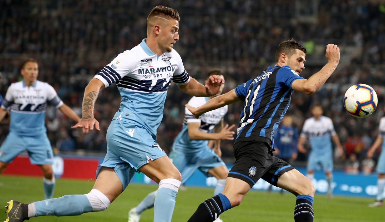 Gelandang Lazio, Sergej Milinkovic-Savic, berebut bola dengan gelandang Atalanta, Remo Freuler, pada laga Coppa Italia 2019 di Stadion Olympic, Roma, Rabu (15/5). Lazio menang 2-0 atas Atalanta. (AFP/Isabella Bonotto)