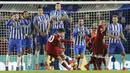 Pemain Liverpool, Philippe Coutinho saat mencetak gol lewat tendangan bebas ke gawang Brighton pada laga Premier League pekan ke-15 di di American Express Community Stadium, Brighton, (2/12/2017). Liverpool menang telak 5-1. (Gareth Fuller/PA via AP)