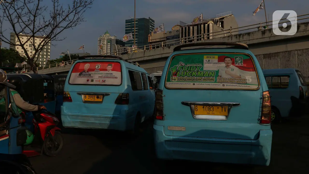 Angkutan Umum Jadi Sasaran Pemasangan Alat Peraga Kampanye (APK)