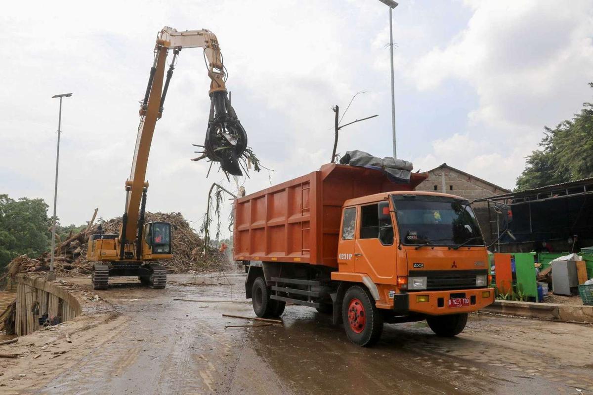 Ribuan ton sampah terbawa banjir kiriman diangkut dari Sungai Ciliwung