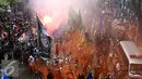 Pendukung Persebaya menyalakan suar di ruas jalan Padjajaran saat merayakan kembalinya klub mereka ke kompetisi PSSI, Bandung, Minggu (8/1). Berdasar putusan Kongres PSSI 2017, Persebaya 1927 kembali ke divisi utama. (Liputan6.com/Helmi Fithriansyah)