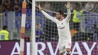 Gelandang AC Milan, Theo Hernandez berselebrasi usai mencetak gol ke gawang AS Roma pada pertandingan Lanjutan Liga Serie A Italia di Stadion Olimpiade Roma (28/10/2019). AS Roma menang tipis 2-1 atas AC Milan. (AP Photo/Andrew Medichini)