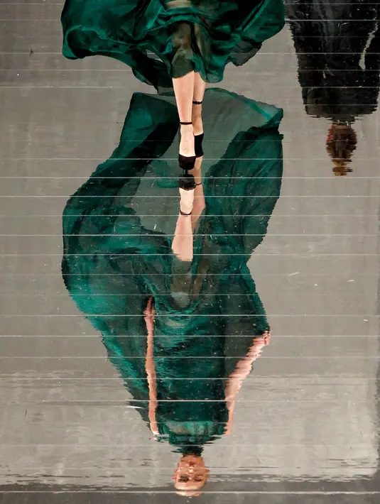 Model membawakan busana kreasi Fiziwoo saat berjalan di atas catwalk selama Festival Fashion Week di Kuala Lumpur, Malaysia, (18/8). (AP Photo / Daniel Chan)