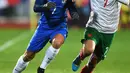 Pemain timnas Prancis, Antoine Griezmann berebut bola dengan pemain Bulgaria, Georgi Kostadinov pada laga Kualifikasi Piala Dunia 2018 zona Eropa Grup A, Sabtu (7/10). Les Bleus unggul 1-0 lewat gol lewat gol Blaise Matuidi. (Dimitar DILKOFF / AFP)