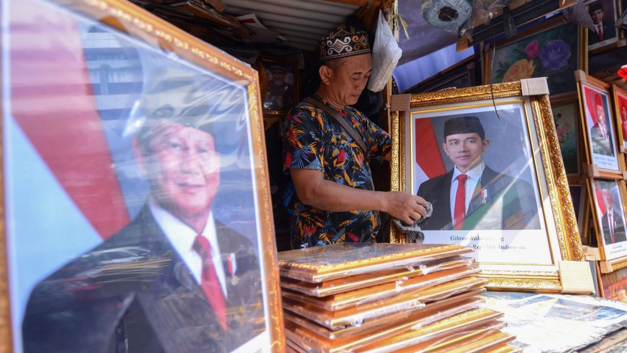 Penjualan pigura foto Prabowo dan Gibran laris manis.