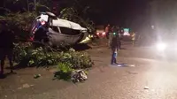 Kendaraan mobil yang mengalami kecelakaan tunggal di Jalan Soekarno-Hatta Palembang (Liputan6.com / Nefri Inge)