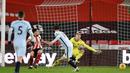 Gelandang Chelsea, Mason Mount (tengah) melepaskan tendangan yang berbuah gol pertama ke gawang Sheffield United dalam laga lanjutan Liga Inggris 2020/21 pekan ke-23 di Bramall Lane, Minggu (7/2/2021). Chelsea menang 2-1 atas Sheffield United. (AFP/Oli Scarff/Pool)