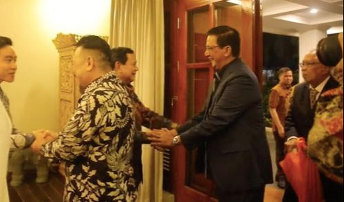 Prabowo Subianto dan Gibran Rakabuming Raka nampak menyambut tim hukumnya secara langsung di depan pintu rumahnya. <br>