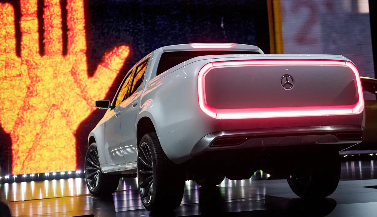 Tampilan belakang mobil Pickup keluaran Mercedes-Benz yang diperkenalkan di Galeri Artipelag, Stockholm, Swedia (25/10). Mercedes yang berbasis Nissan Navara ini diklaim menjadi kendaraan double mewah pertama di dunia. (Reuters/ Vilhelm Stokstad)