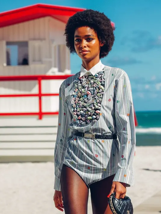 Ada banyak jumpsuit tweed yang dilapisi dengan kain terry ringan, juga setelan rok anggun yang ditata dengan sepatu kets chunky hingga gaun kemeja kasino dan gaun berkilauan hitam legam dalam siluet santai.[Dok/Chanel].