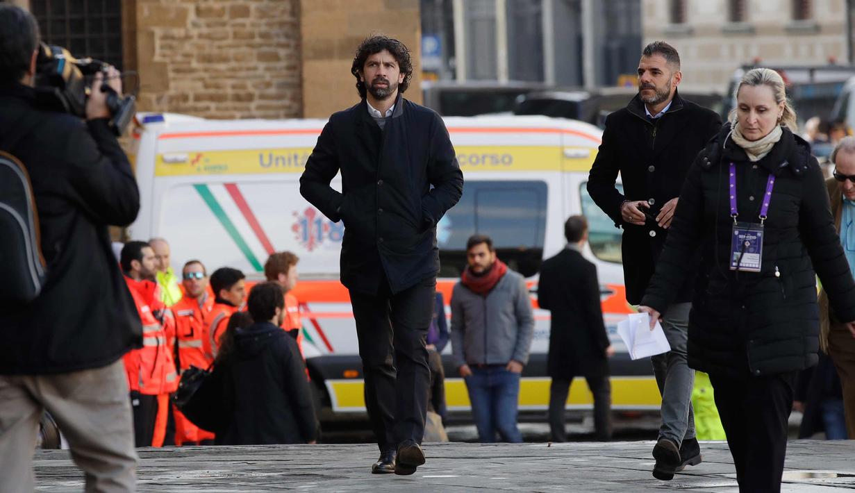 Presiden Asosiasi Pemain Sepak Bola Italia dan mantan pemain AS Roma, Damiano Tommasi tiba menghadiri upacara pemakaman Davide Astori di Florence, Italia, Kamis (8/3). Davide Astori meninggal pada usia 31 tahun. (AP Photo/Alessandra Tarantino)