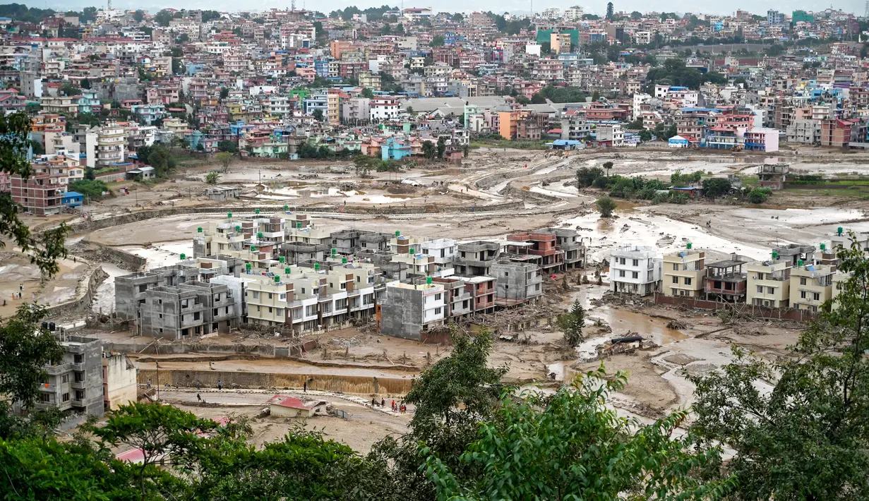 Pemandangan umum menunjukkan area yang terkena dampak tanah longsor, setelah hujan lebat di distrik Lalitpur di pinggiran Kathmandu pada tanggal 1 Oktober 2024. (Prakash MATHEMA/AFP)