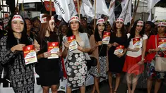 Delapan wanita cantik meramaikan sidang praperadilan Komjen Budi Gunawan di Pengadilan Negeri Jakarta Selatan, Senin (2/2/2015). (Liputan6.com/Johan Tallo)